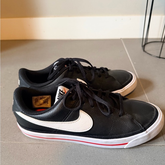 Nike Black and White boys 6Y youth Sneakers - Picture 3 of 5